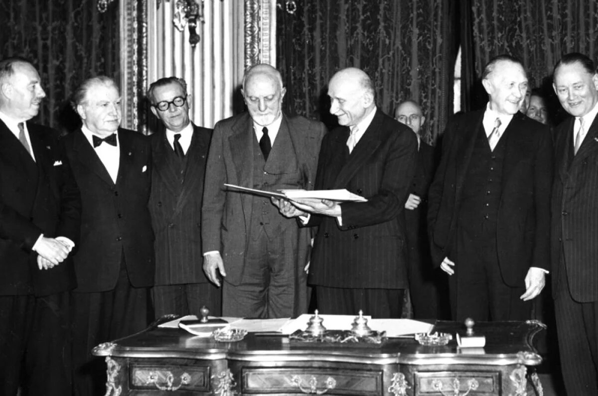    Министры иностранных дел шести стран-участниц на подписании Декларации Шумана, 18 апреля 1951 года.