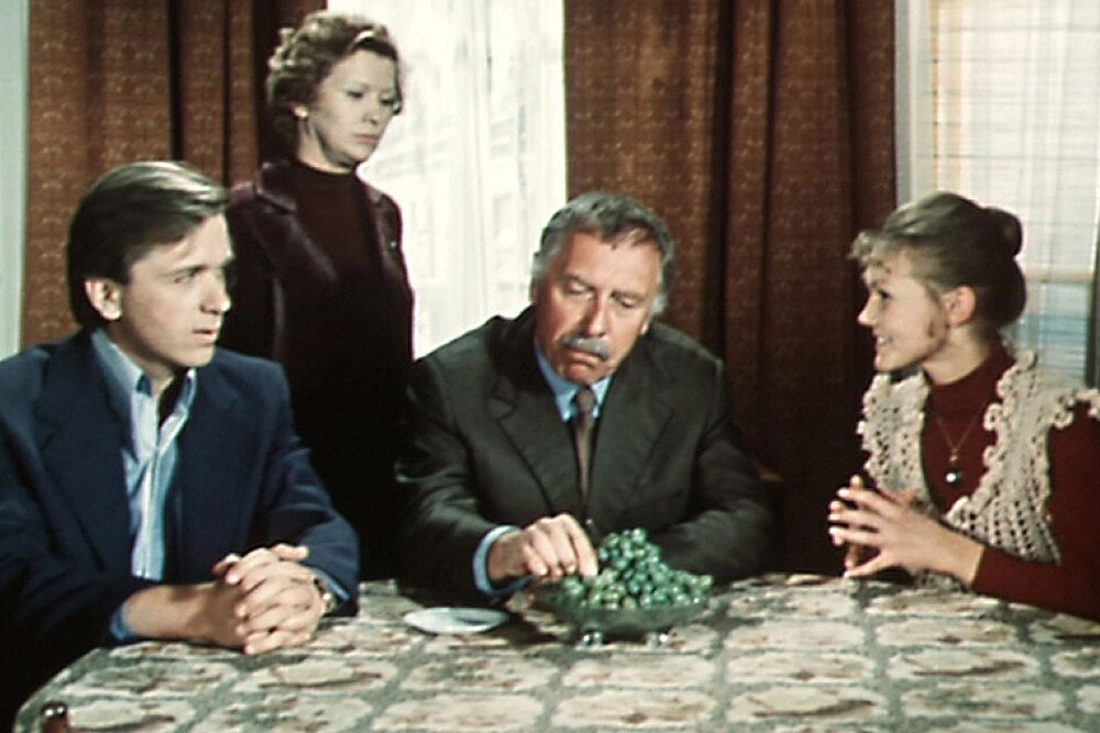    Евгений Стеблов, Галина Польских, Анатолий Папанов и Марина Дюжева в фильме «По семейным обстоятельствам». Стало Фото: кадр из фильма