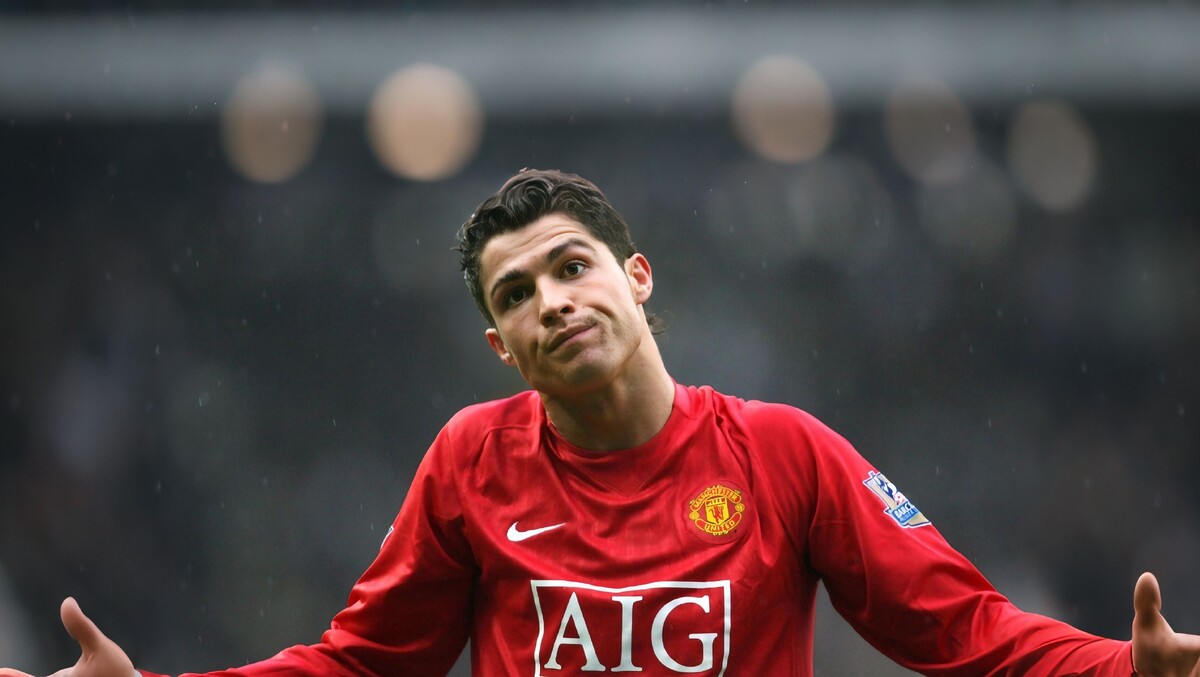 Криштиану Роналду — имя, которое неразрывно связано с величием современного футбола. Португальский нападающий, чьи рекорды, достижения и медийный образ сделали его одной из самых узнаваемых фигур в мире спорта. Его карьера — череда ярких моментов, титулов и прорывов, которые продолжают вдохновлять миллионы.

Карьерный путь
Роналду начал профессиональную карьеру в португальском клубе «Спортинг Лиссабон», где быстро проявил свой талант. Уже в 18 лет он привлёк внимание крупных европейских клубов.

«Манчестер Юнайтед» (2003–2009)
В 2003 году Роналду перешёл в «Манчестер Юнайтед» под руководством сэра Алекса Фергюсона. Этот этап стал отправной точкой его мировой славы:

выиграл три титула Премьер-лиги;

завоевал Кубок Англии и Лигу чемпионов УЕФА (2008);

впервые получил «Золотой мяч» (2008) — награду лучшему футболисту года.

В «МЮ» Роналду раскрылся как универсальный нападающий с выдающимися скоростными данными, техникой и умением забивать в решающих матчах.