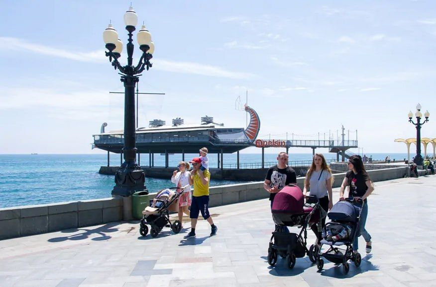 Набережная Ялты идеально подходит для прогулок с каляской