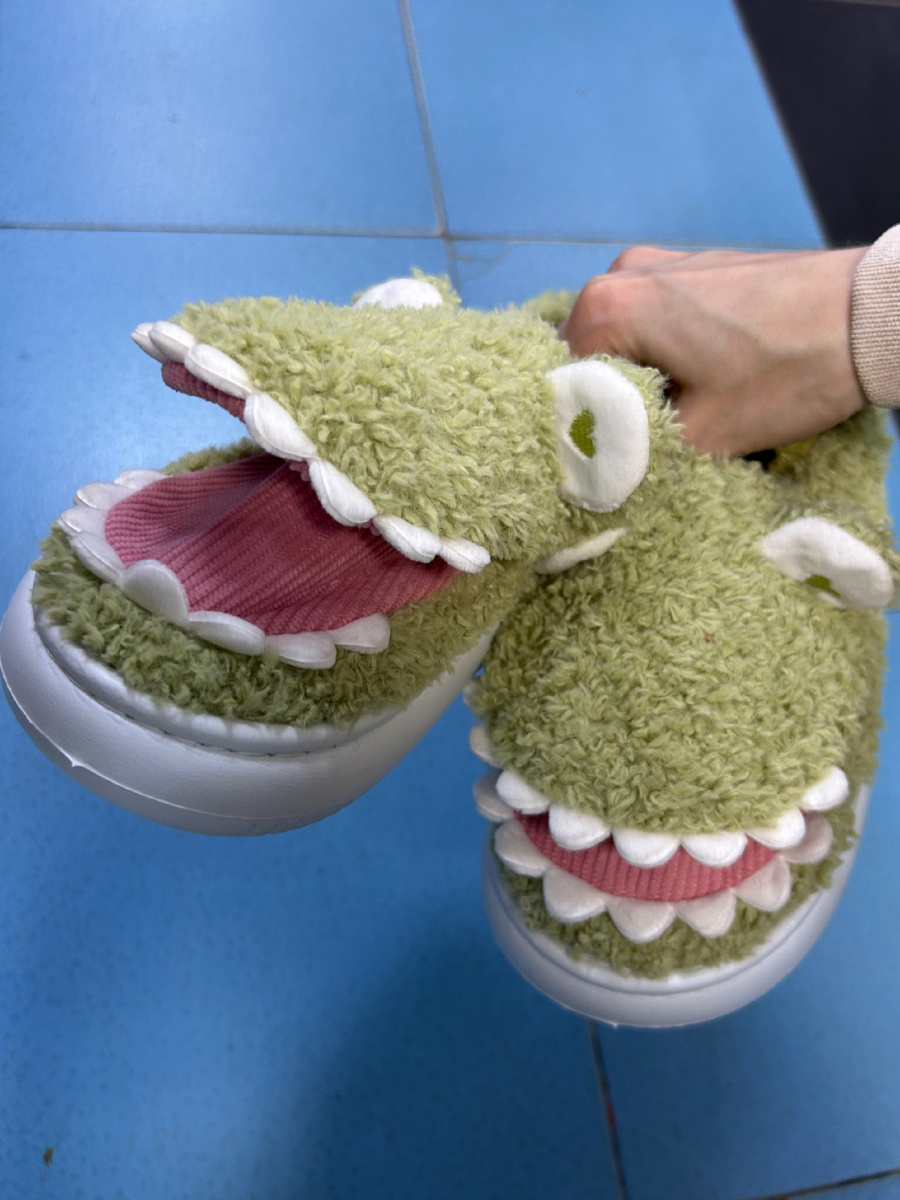 Милые зеленые зубастики на белой подошве 🐊