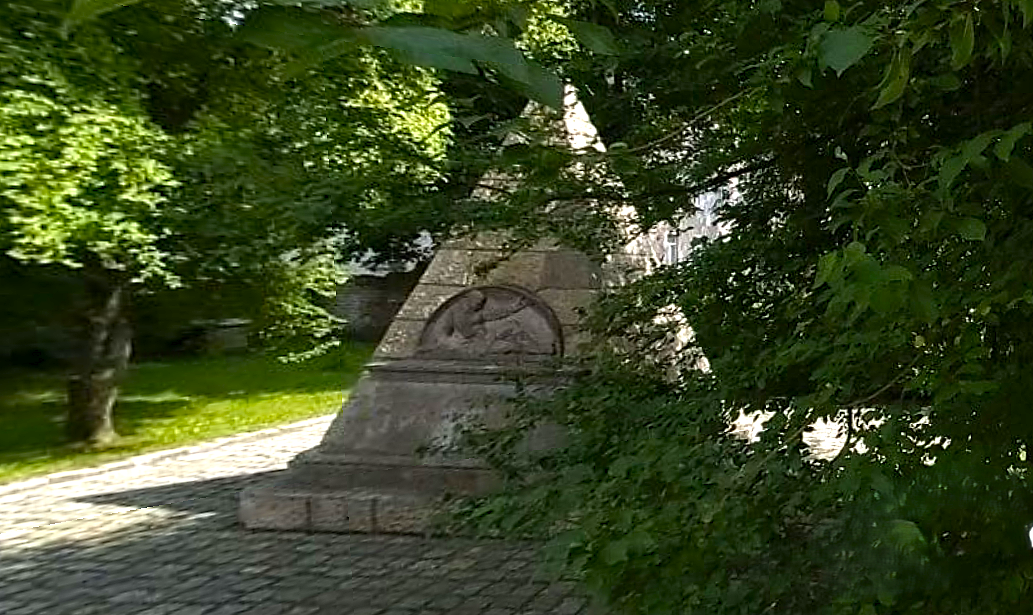 Пирамида не сразу заметна с дороги. Фото: Яндекс Панорамы