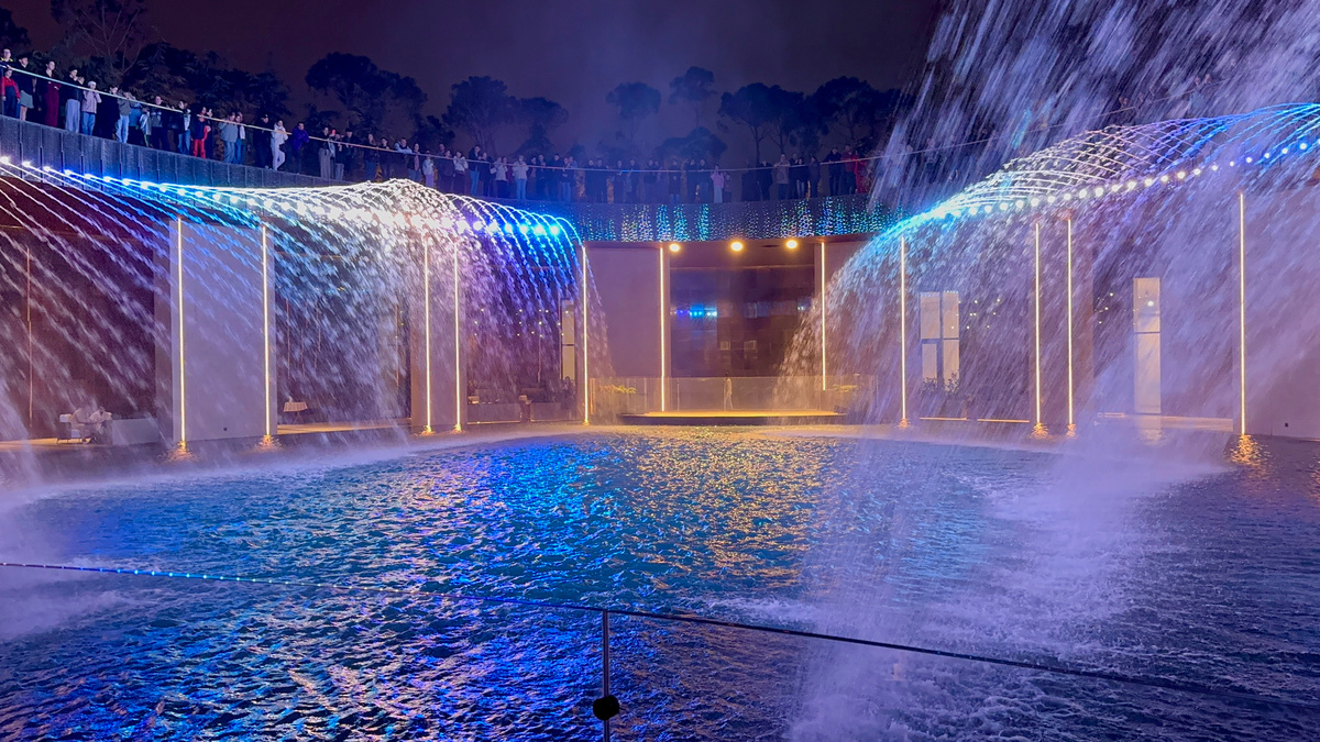 «Отражение облаков» - новая локация с фонтаном-водопадом в парке Галицкого, вид из Лаунж бара 