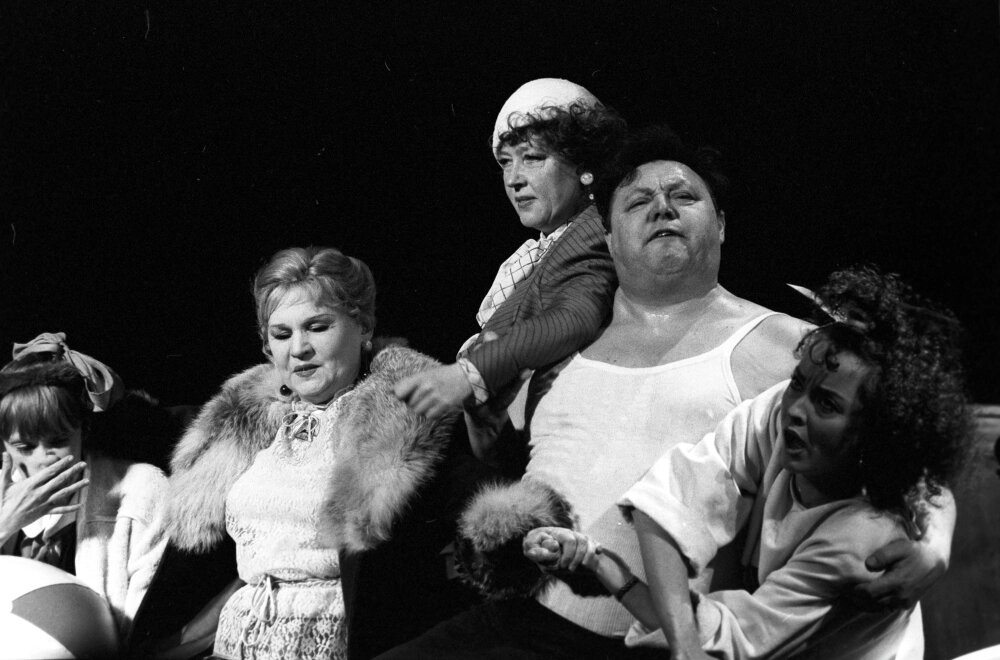    Нина Гуляева (третья справа) и Вячеслав Невинный в спектакле «Перламутровая Зинаида», 1988 г. Фото: РИА Новости/ Александр Макаров