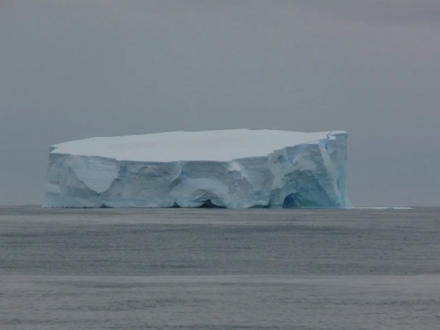 Гигантский айсберг в Южной Атлантике