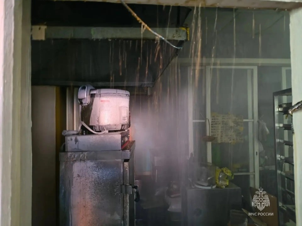    Пожар из-за масла на кухне произошел в торговом центре Благовещенска Фото: МЧС Амурской области