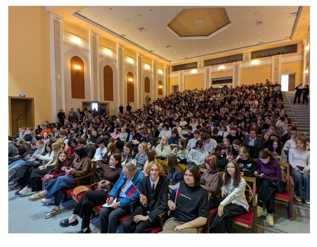 На встрече с Екатериной Мизулиной был полный зал молодежи.