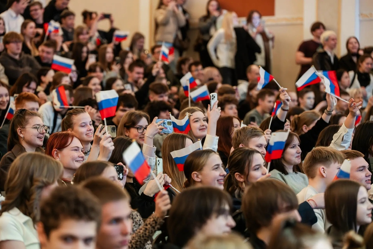 Молодежь в хорошем настроении.