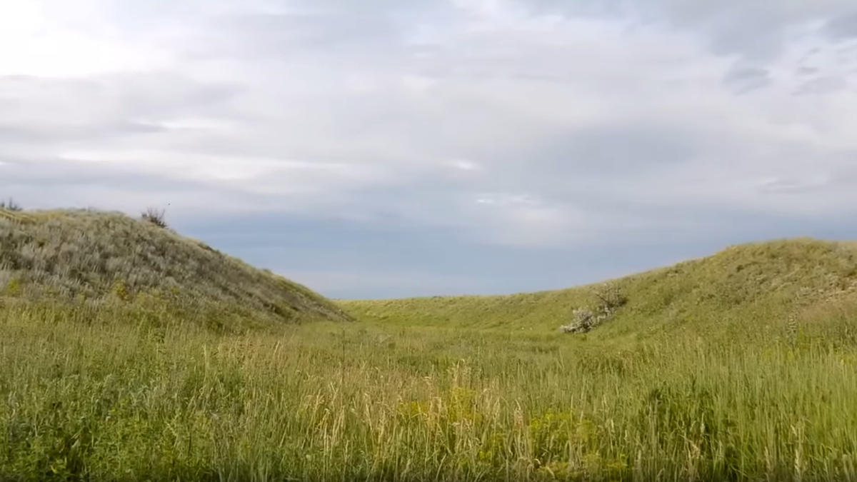 Степной ландшафт и пологие холмы аномальной зоны Медведицкая гряда, Волгоградская область, место наблюдения шаровых молний.
