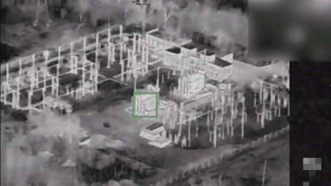     Две "Герани" уничтожают электрическую подстанцию 150 кВ в районе Кривого Рога. Видео: "Изнанка"