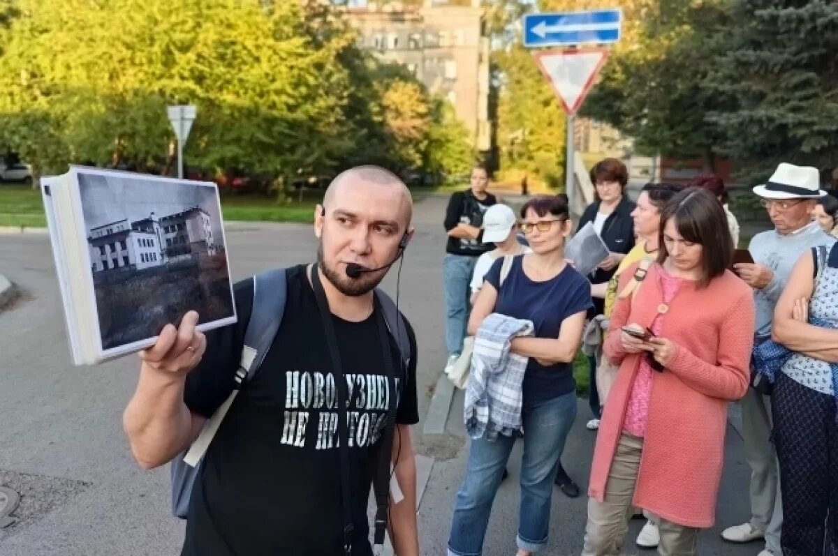    На экскурсиях Алексей Сорокин показывает архивные фотографии Новокузнецка