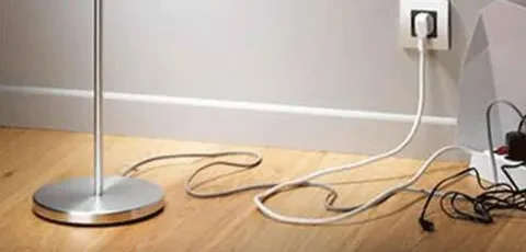 Как спрятать провода удлинителей, путающиеся под ногами ?