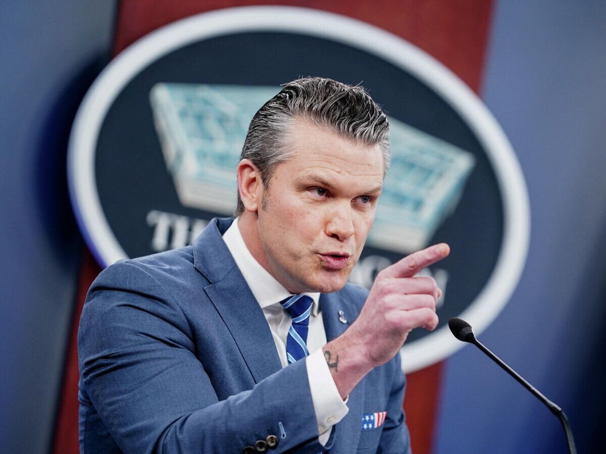    Глава Пентагона Пит Хегсет во время брифинга в Вашингтоне | © REUTERS / Nathan Howard