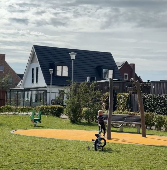 Детская площадка с газоном. Фото Анастасии Мироновой