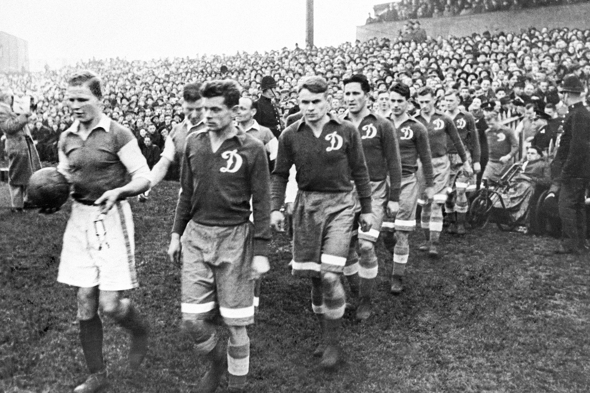    Футболисты "Динамо" выходят на футбольное поле перед встречей с командой "Кардиф-Сити" в Англии. 17 ноября 1945 года./РИА Новости
