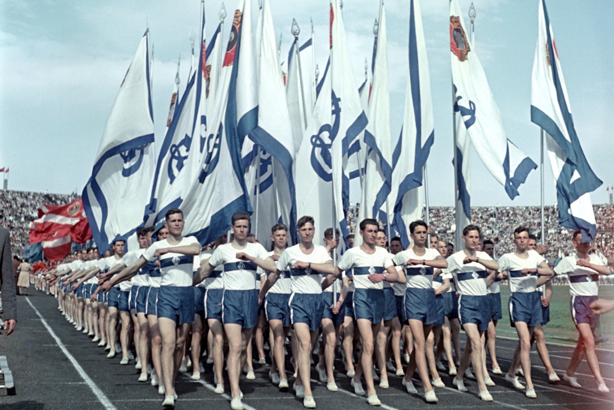    Физкультурники спортивного общества "Динамо" на арене стадиона во время парада. 18 июля 1954 года./Анатолий Гаранин/ РИА Новости