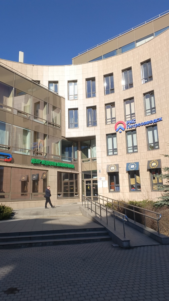 фото автора: по пути в поликлинику проходила МИБС, это филиал питерского института, здесь сестра тоже проходит обследования