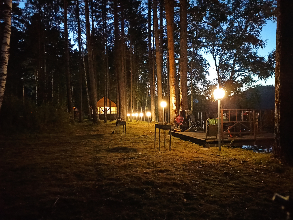 База Примула Алтая ночью