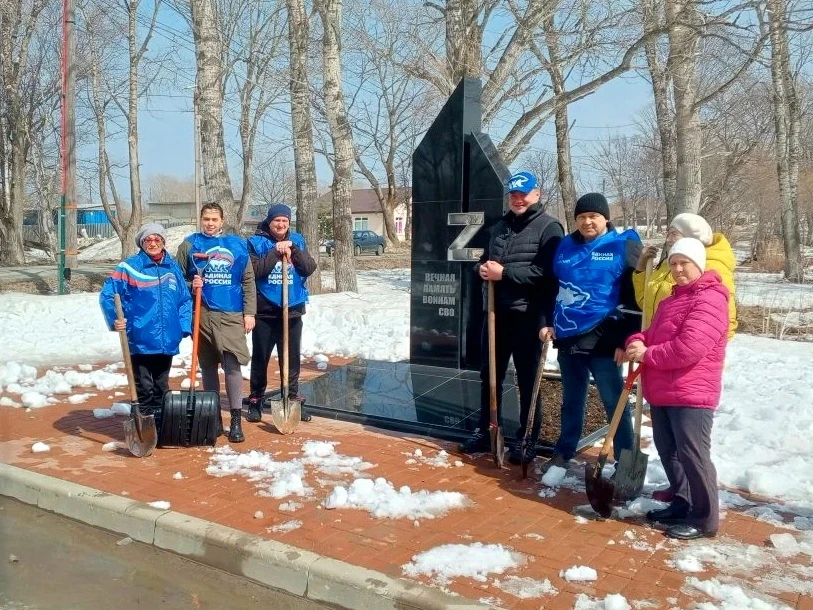 В Долинске волонтеры Единой России расчистили площадку памятника героям СВО.