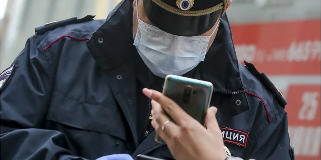 Пограничники будут досматривать телефоны и ноутбуки россиян на границе — за отказ разблокировать девайс могут арестовать на 15 суток.