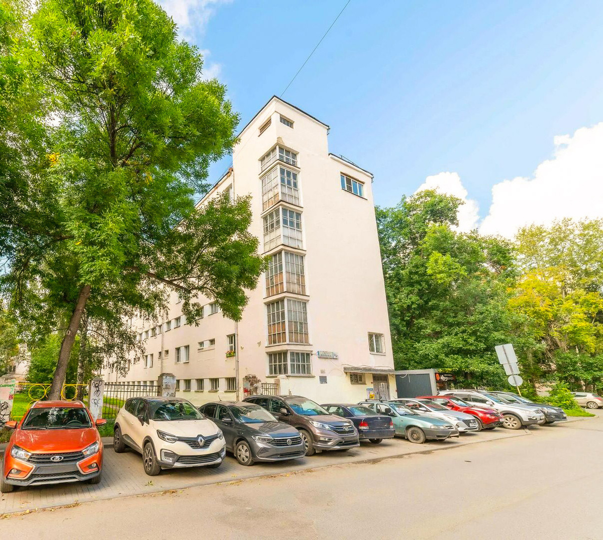 Город Екатеринбург, угол проспекта Ленина и Кузнечного переулка