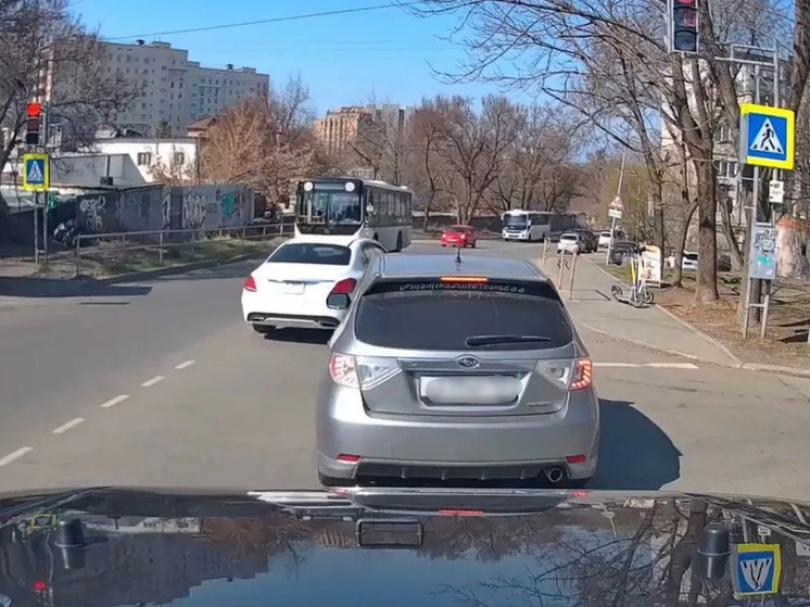     Инцидент с Mercedes: во Владивостоке ищут автора видео о нарушении ПДД фото: пресс-служба УМВД России по Приморскому краю