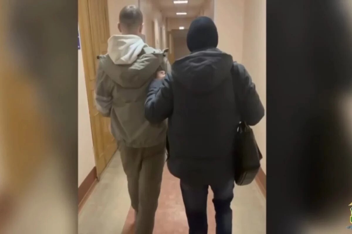    Курьеров мошенников задерживают десятками.