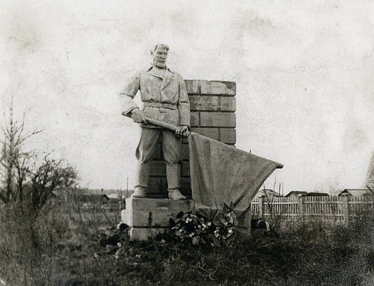 Фото из открытых источников. Памятник партизанам, 1973 г.