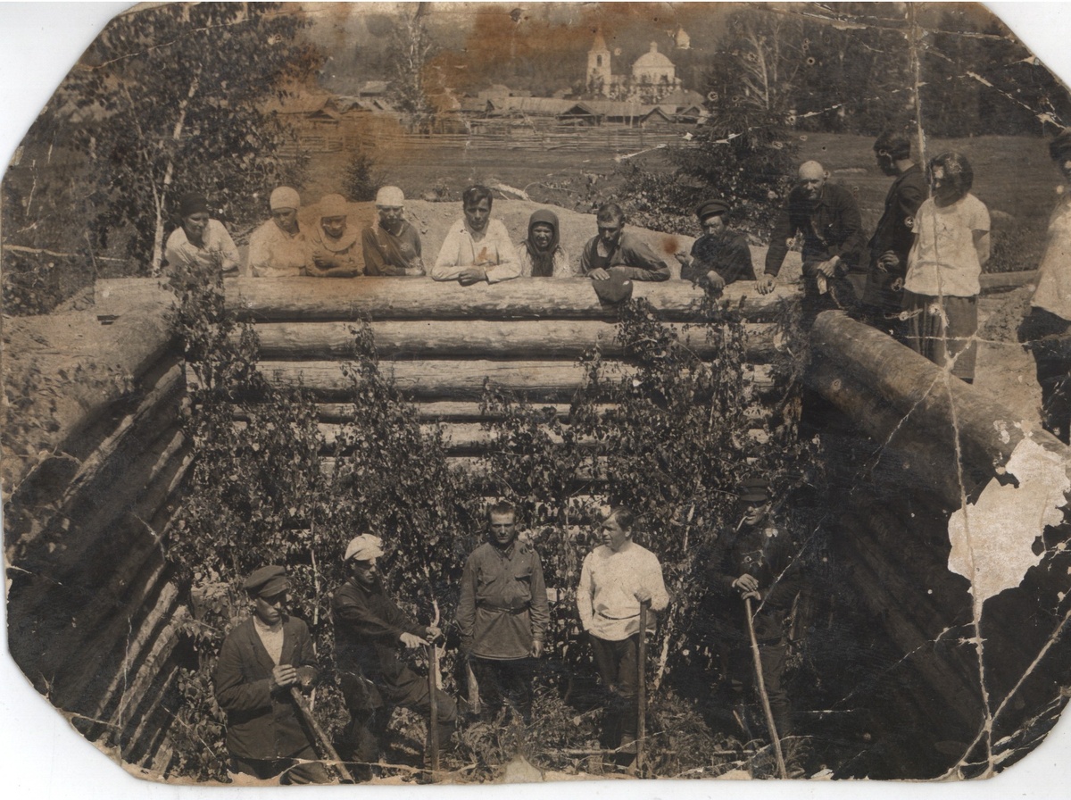 Фотография из семейного архива Лицкевич А.Г. Жители Б-Мурты на сооружении братской могилы