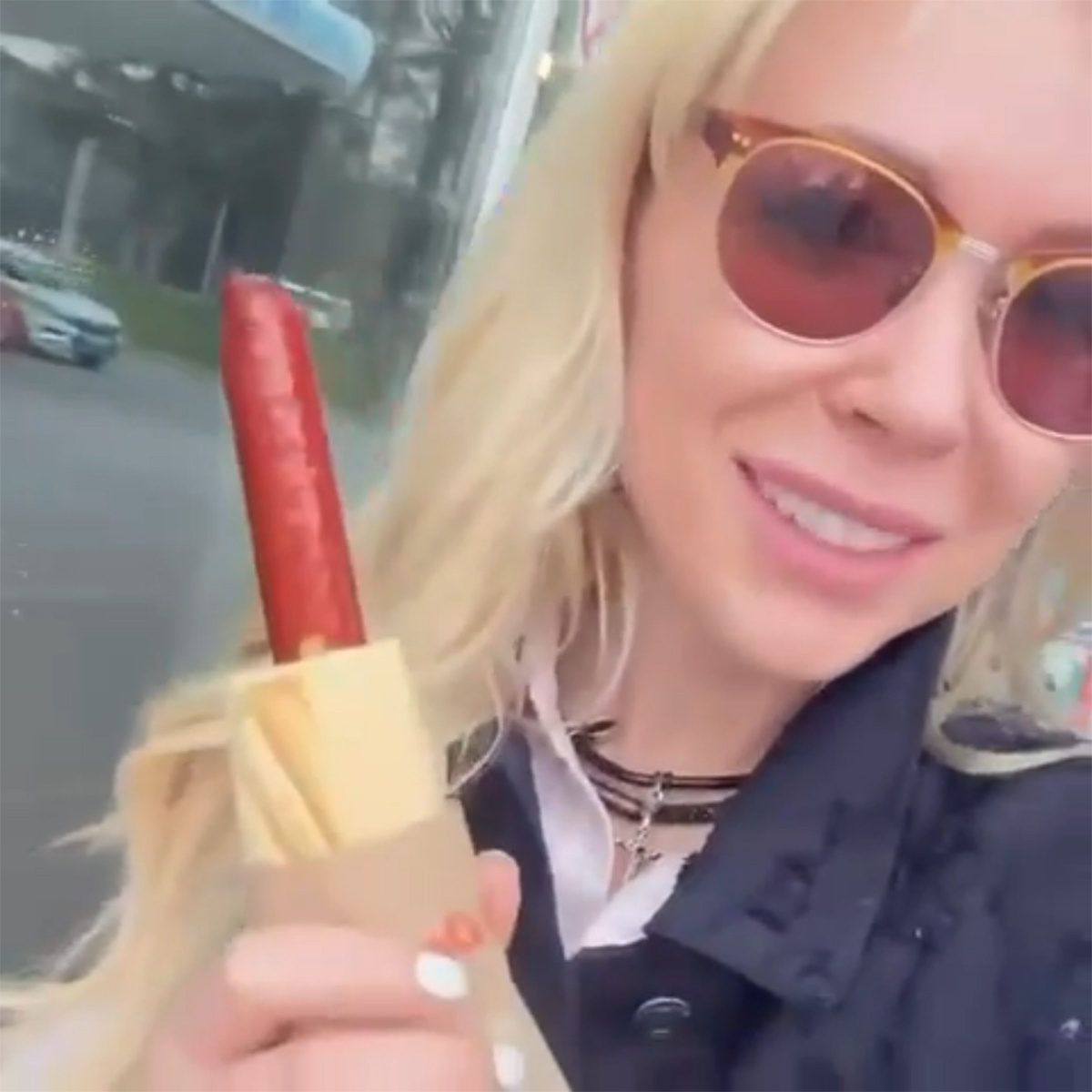    Екатерина Мизулина обожает хот-доги. Фото: соцсети Екатерины Мизулиной