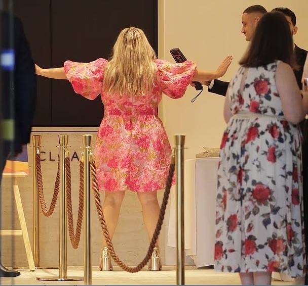 Участниц «Девичника» с Меган Маркл проверяют перед началом мероприятия в отеле ИнтерКонтиненталь в Сиднее.