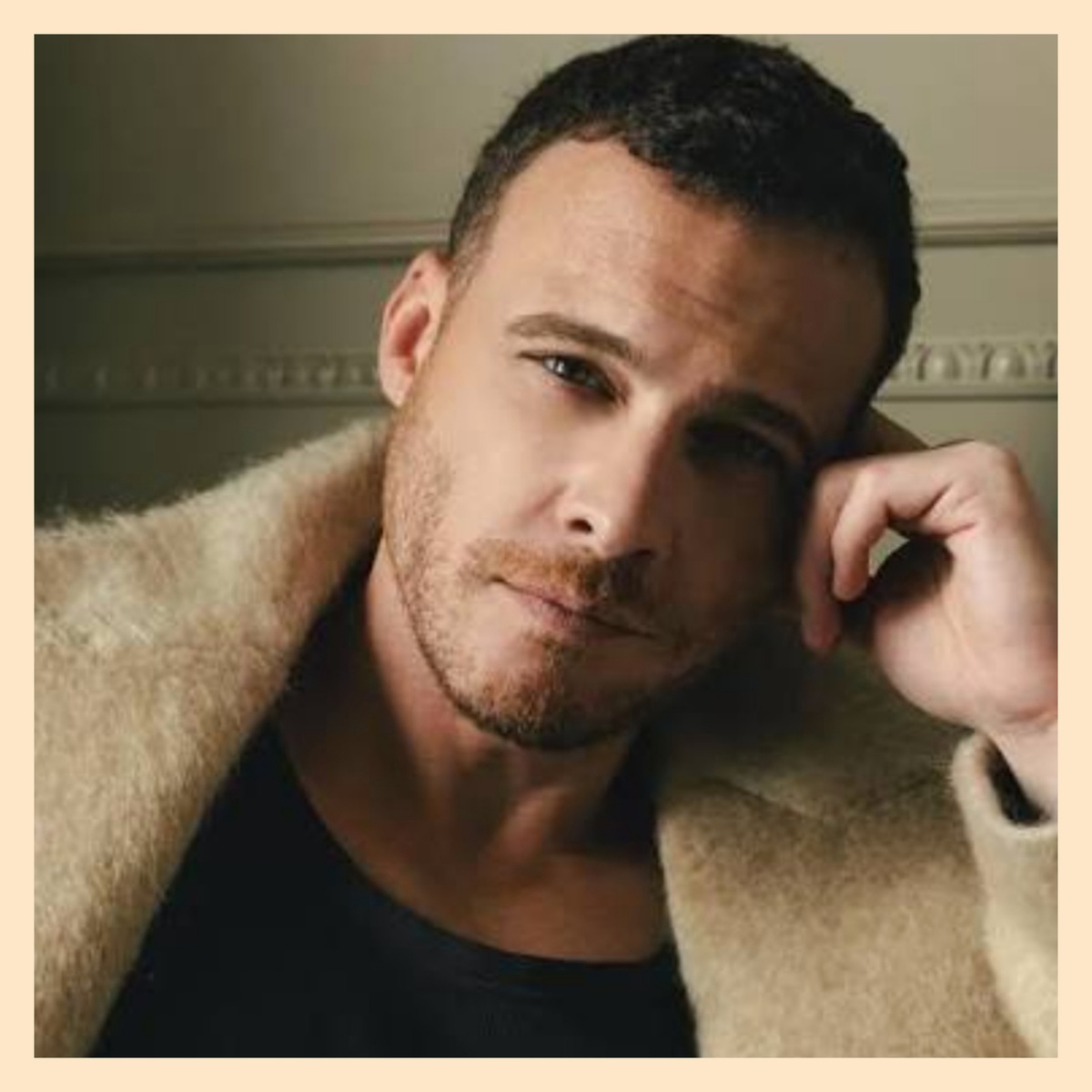 Турецкий актер Керем Бюрсин. Источник фото: социальные сети Керема, фотоколлаж автора статьи 