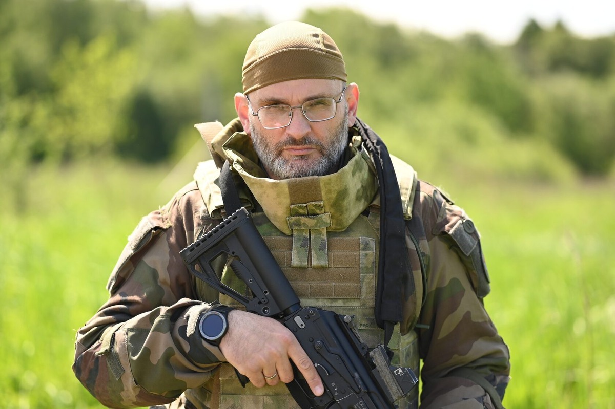 почему Евич на множестве фото с оружием, не знаю, возможно, у него были командировки стрелком, а не врачом. О том, чтобы глава тактмеда ходил с автоматом на первой линии, я не слышала, хотя помощь они оказывают в условиях боя, да / tacticm.ru