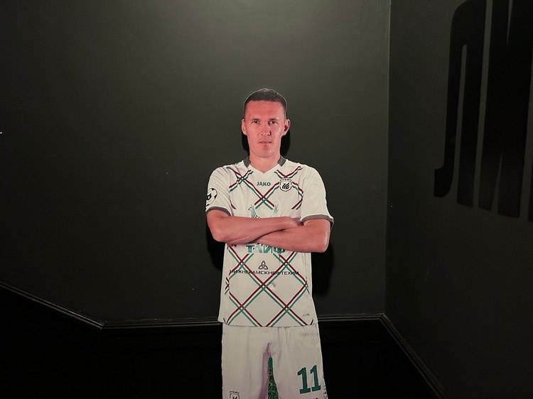    Картонная фигура Александра Бухарова / фото: «БИЗНЕС Online»