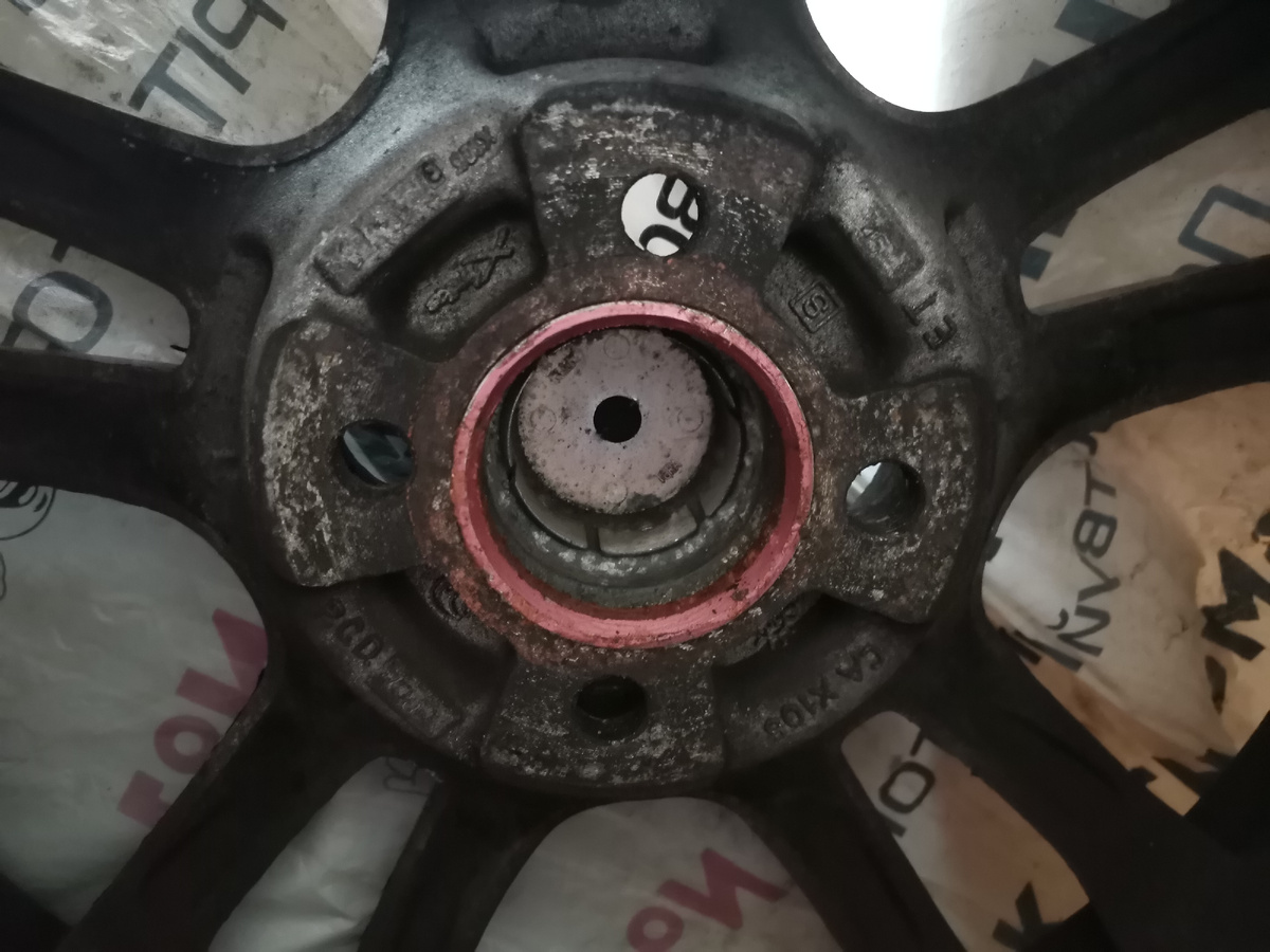 Прилегающая к ступице поверхность литого диска