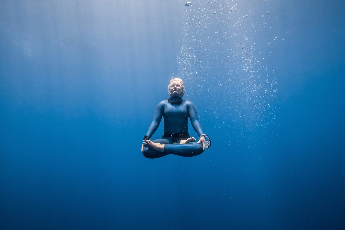 Важное понятие, которое ввёл Юнг - понятие индивидуации как основного процесса развития личности. Это не просто рост Эго или адаптация к обществу, а движение к интеграции всех аспектов психики — сознательных и бессознательных. Цель индивидуации — становление Самости, целостного «Я», выходящего за пределы Эго.