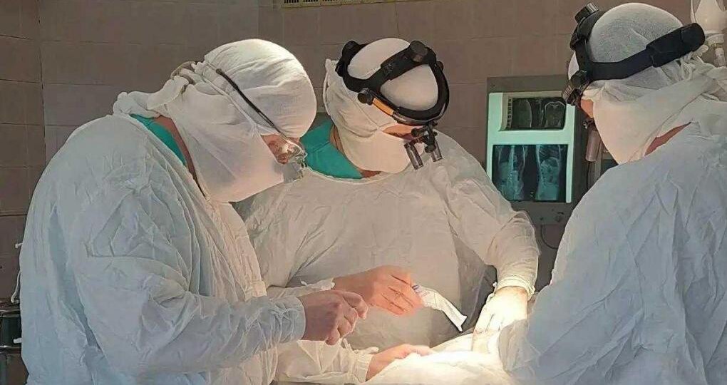 Омские врачи провели маленькой девочке сложную операцию на позвоночнике