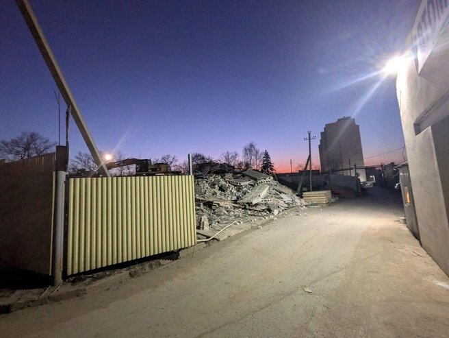 «У застройщика юристы сильнее»: почему на 5-й просеке, где дома трещат по швам, начинают строить 23-этажку