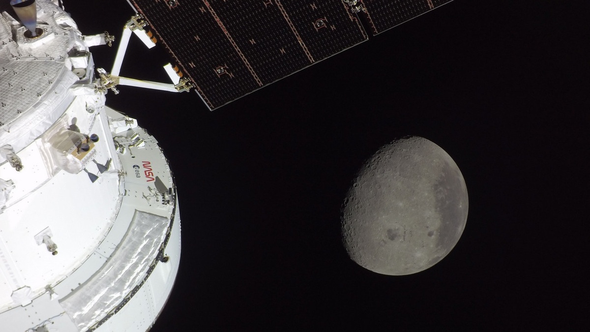    Космический корабль «Орион» приближается к Луне.