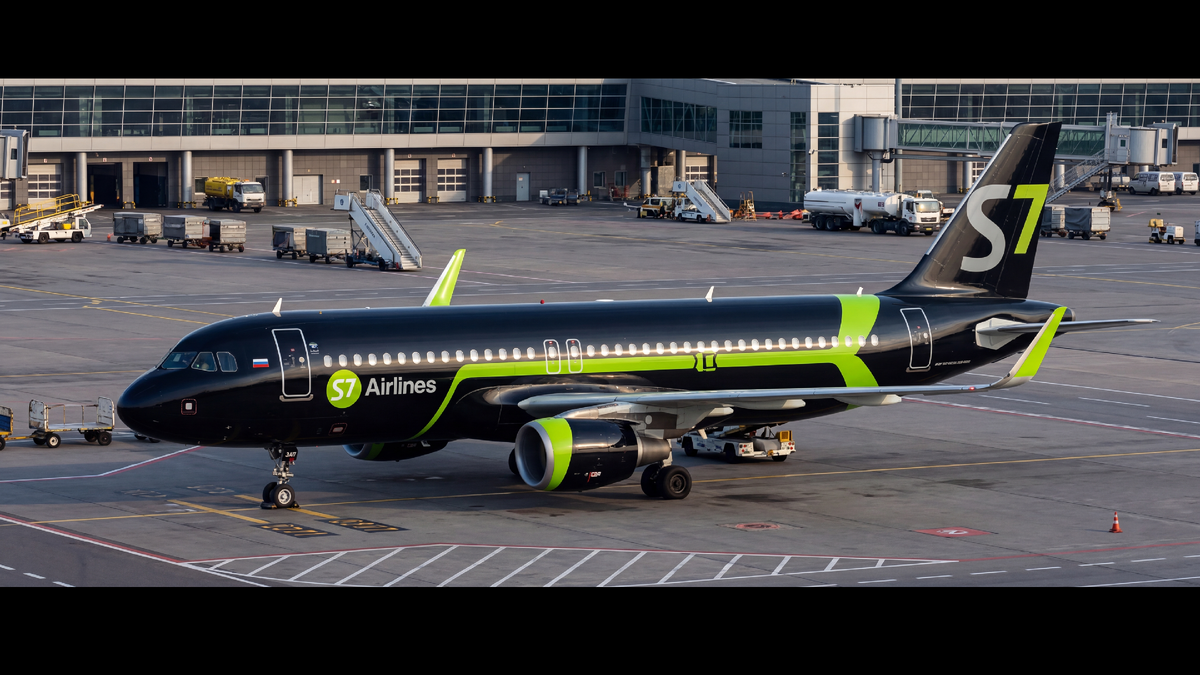 В сети люди фантазируют на тему, какой-бы могла быть ливрея, если бы её создавали те же люди, которые разработали новую форму для S7 Airlines!)