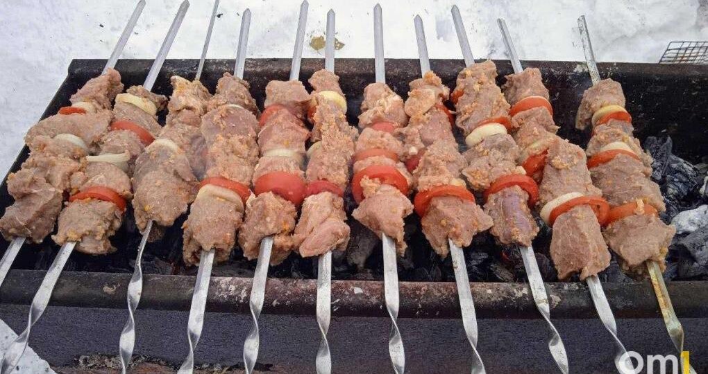 Омичам напомнили о запрете на шашлыки и костры на дачах