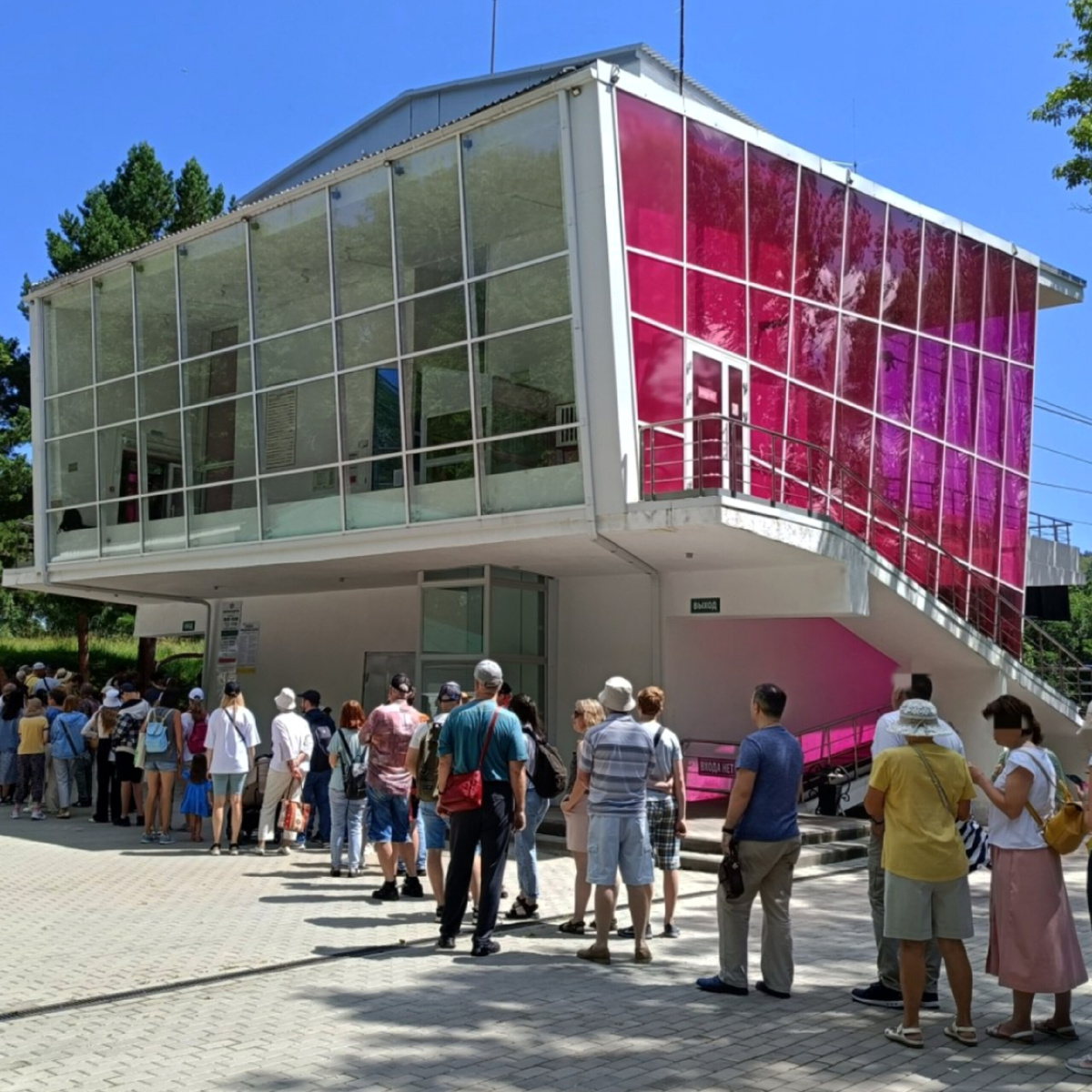 Кисловодск. Нижняя станция канатной дороги "Храм Воздуха". Фото из Интернета. Но когда мы были здесь последний раз несколько лет назад, очередь была такой же. 