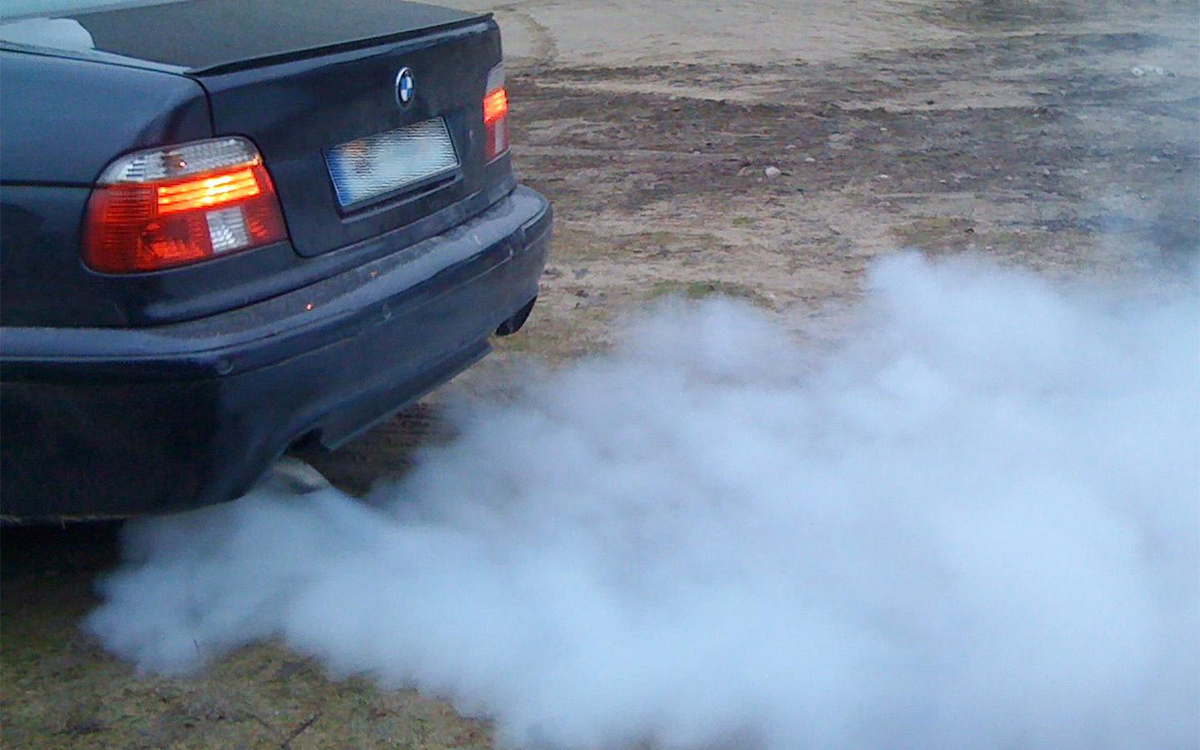 Сизый дым может настигнуть даже импортный автомобиль