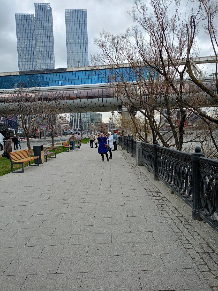 Воробьёвы горы. Валя  чуть в далеке...в белом 