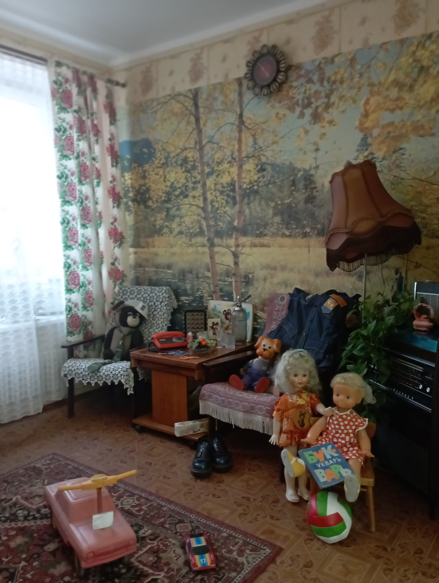 Экспонатов очень много. И они находятся в воссозданных интерьерах