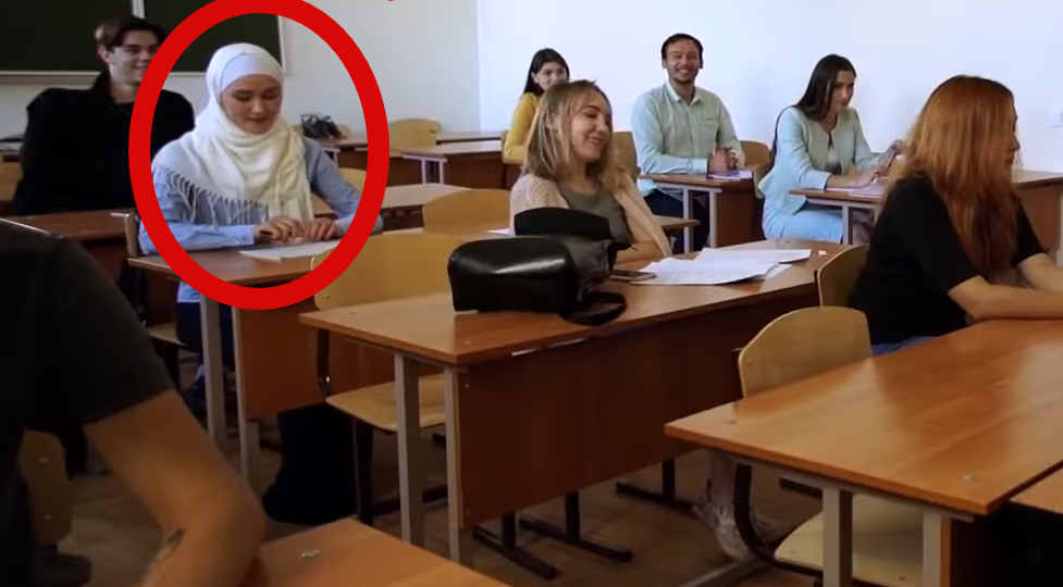 Приезжей предложили выбрать между учебой или хиджабом в нефтяном колледже, и ответ последовал незамедлительно.