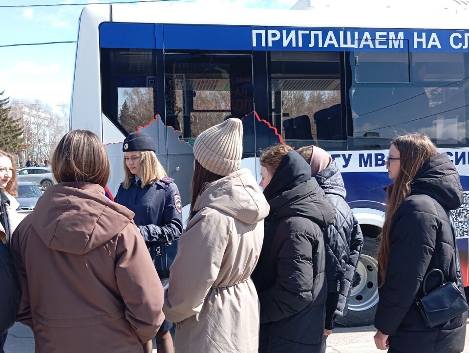    Презентация первого на Алтае мобильного рекрутингового пункта для набора кандидатов на службу в полицию. Источник: Пресс-служба ГУ МВД России по Алтайскому краю