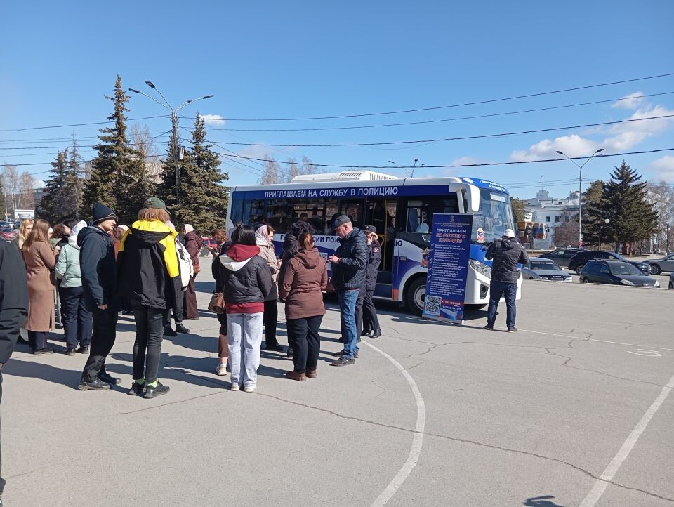    Презентация первого на Алтае мобильного рекрутингового пункта для набора кандидатов на службу в полицию. Источник: Пресс-служба ГУ МВД России по Алтайскому краю