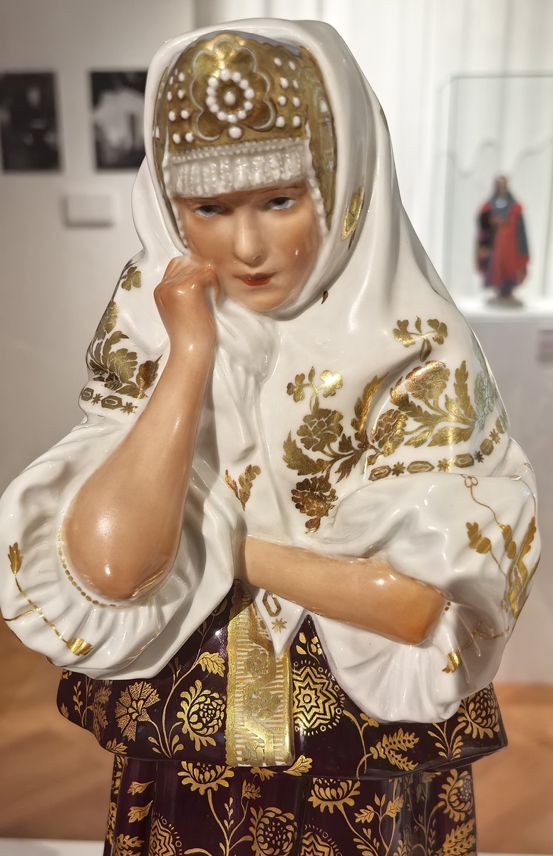 "Олонецкая женщина". Воссоздана по образцу П.П. Каменского 1909 г. Скульптор Белаш Г.А. 2008. Фарфор, роспись надглазурная полихромная, позолота, платинирование, полировка. АО "ИФЗ".