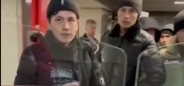 «Халява кончилась!»: как один мужик заставил толпу приезжих вспомнить о правилах в метро